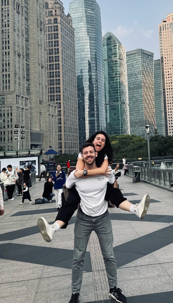 Viktor piggyback in Shanghai