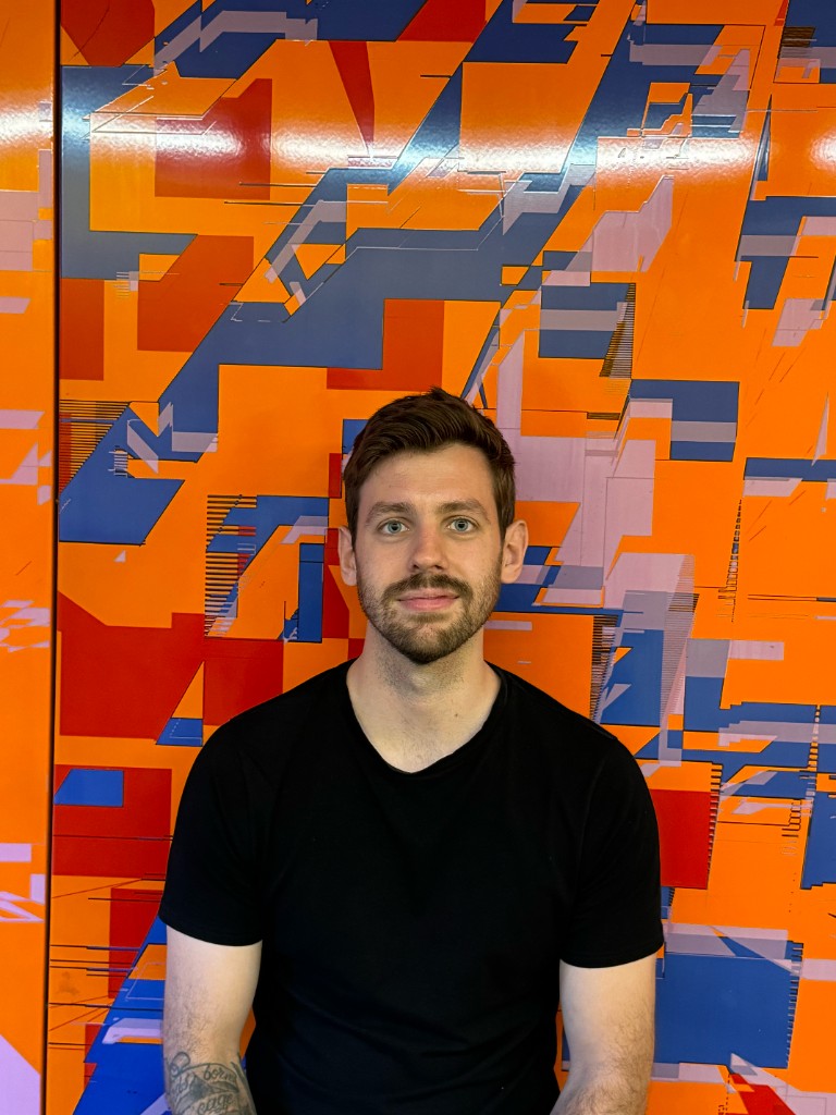 Viktor in front of colorful art